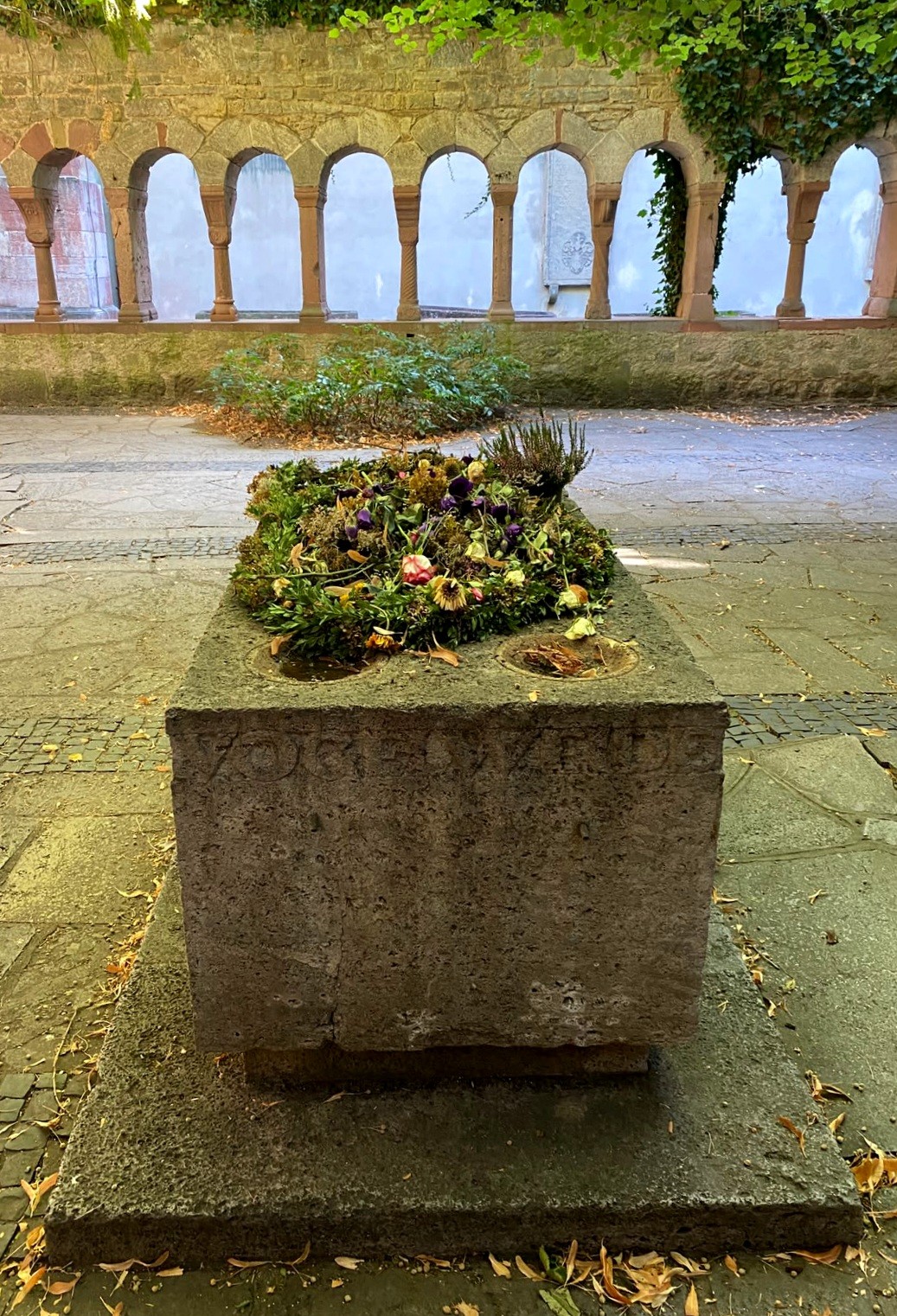 Grabstelle von Walther von der Vogelweide